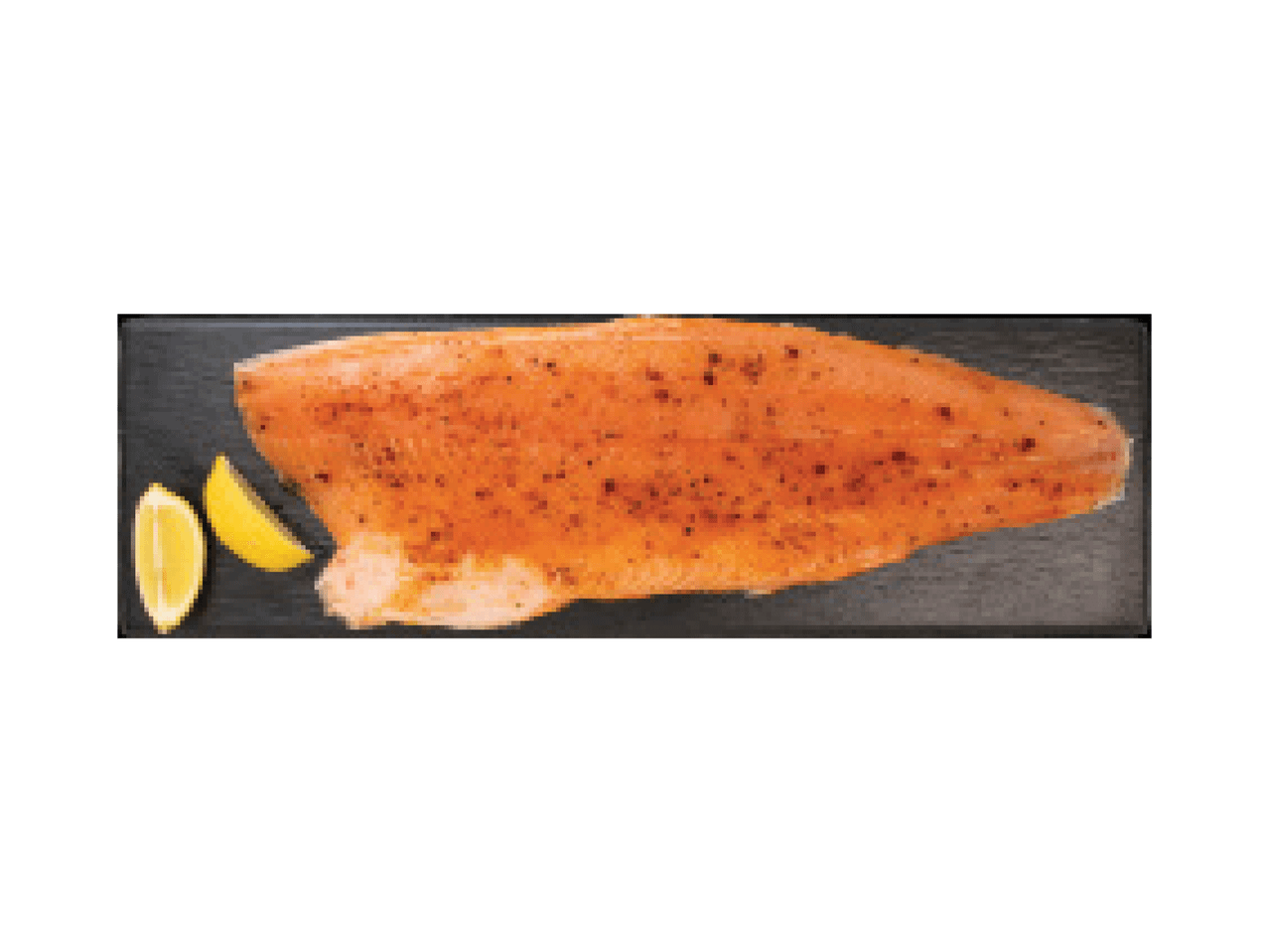 Lašišos filė su citrinos griežinėliais ant juodos lentos