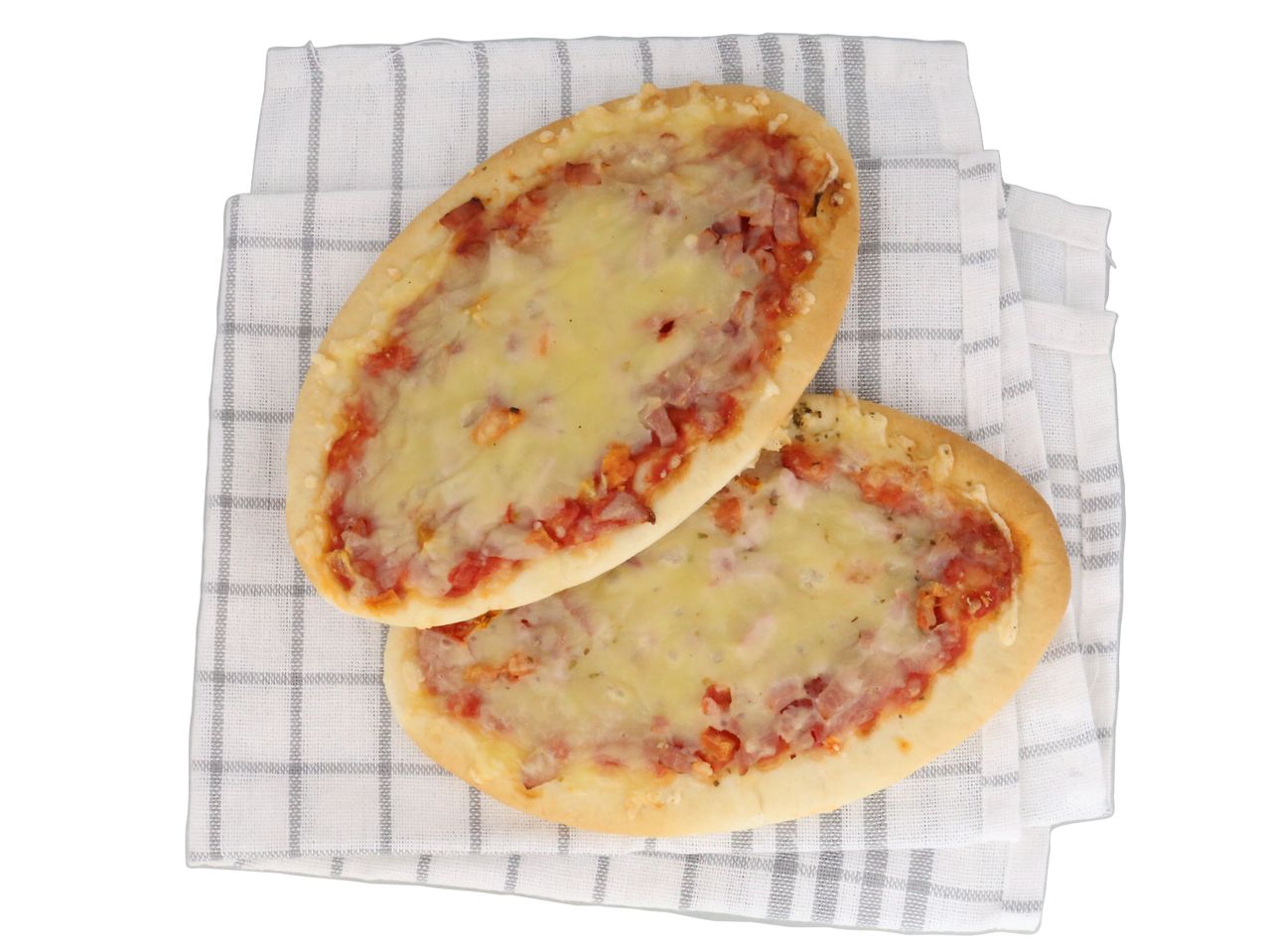 Deux pizzas au fromage et jambon sur un torchon à carreaux.