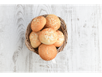 Pãezinhos crocantes numa cesta.