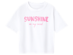 Fehér női póló rózsaszín 'SUNSHINE on my mind' felirattal.