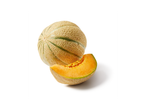 Een hele cantaloupe meloen en een partje met zaden op een witte achtergrond.