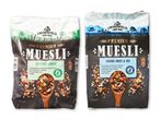 To poser premium müsli, en med luksusfrugt og en med luksusfrugt og nødder.