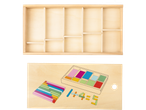 Cutie din lemn cu bețișoare colorate pentru jocuri matematice.