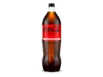 Een fles cola zero sugar met een rood etiket en de tekst 'FAMILIEVERPAKKING'.