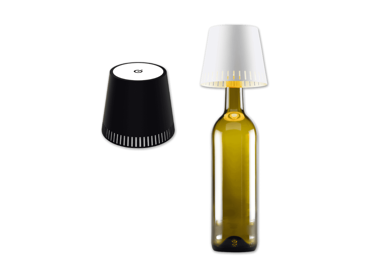 Eine schwarze Lampe mit Power-Knopf und eine Weinflasche mit Lampenschirm.