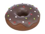 En chokolade donut med farverige drys