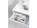Organizador de gaveta W5 com compartimentos para roupa interior e acessórios, numa cómoda branca.