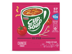 Een roze verpakking van Chinese tomatensoep in zakjes voor tien koppen.