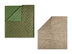 Zwei gesteppte Tagesdecken in Grün und Beige mit umgeschlagenen Ecken.