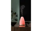 Difuzor de aromă ultrasonic LIVARNO home, de culoare roz, cu aburi, pe o masă de lemn.