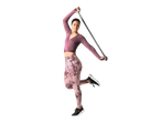 Mulher em leggings desportivas CRIVIT e top, segurando uma banda de resistência.
