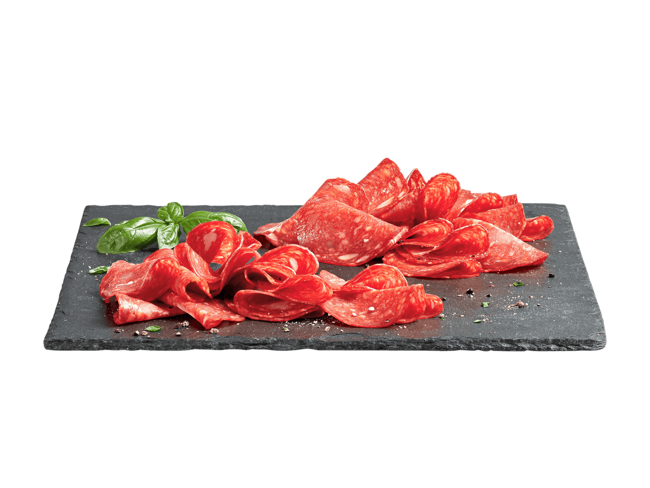 Salami- und Chorizo-Scheiben auf einer dunklen Schieferplatte, garniert mit Basilikumblättern.