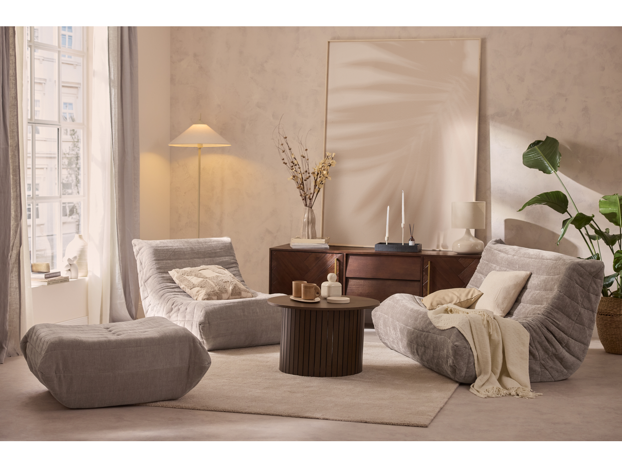 Fotolii de relaxare LIVARNO și otoman într-un living luminos cu mobilier din lemn.