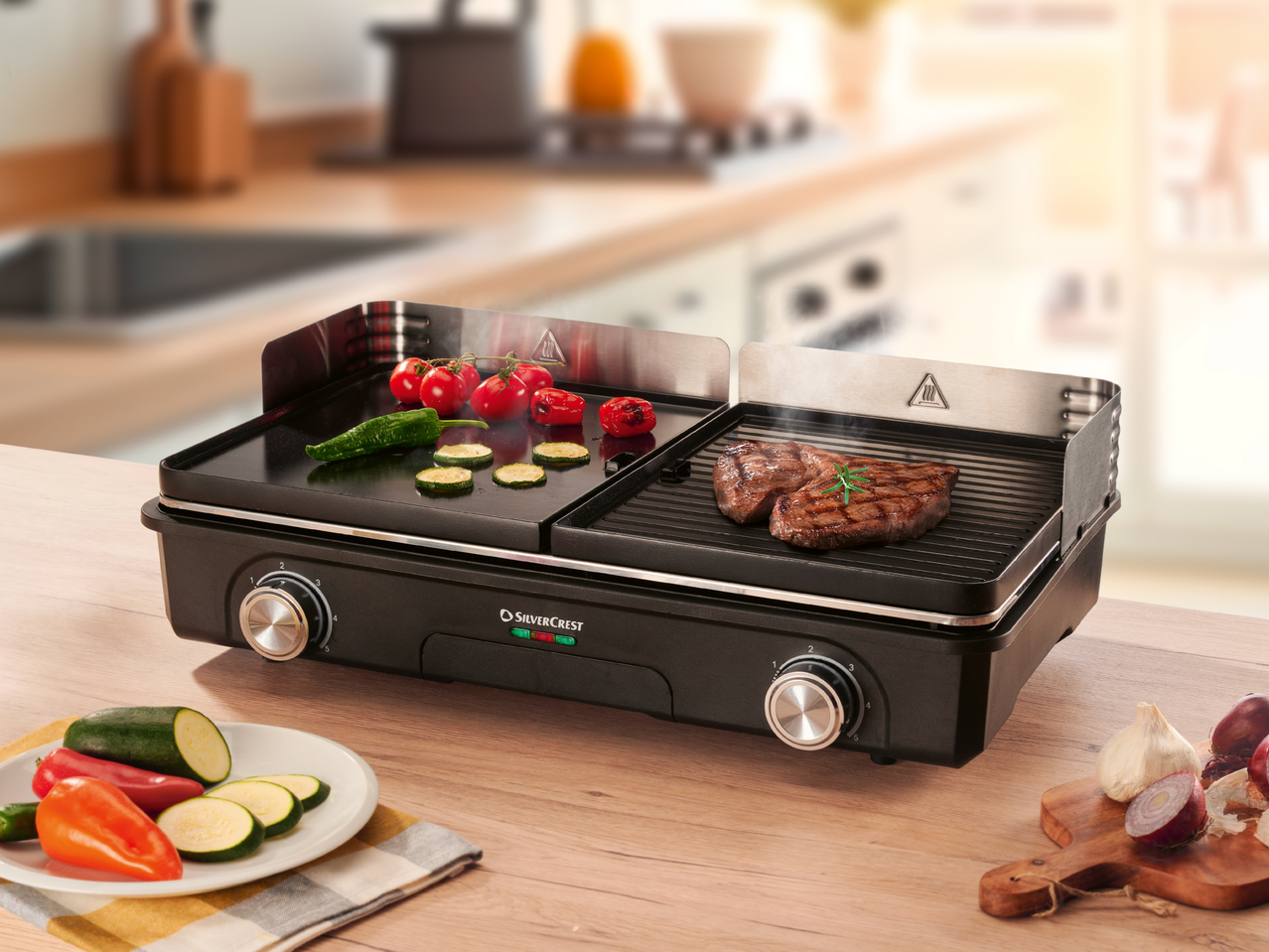 Електрически грил с месо и зеленчуци в кухня.