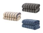 To håndklæder i tre farver: grå, beige og blå med striber.