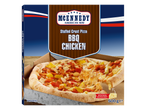Pizza surgelée à croûte farcie au poulet barbecue, avec une part retirée montrant le fromage fondu.