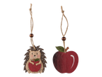 Fából készült sündisznó és alma díszek zsinórokon függve.