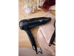 Secador de cabelo Cien Beauty e escova de cabelo numa superfície de madeira com uma toalha.