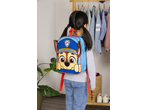 Criança com mochila da Patrulha Pata, em frente a um bengaleiro.