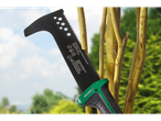Topor de grădină PARKSIDE® cu lamă de fier și mâner verde, lângă trunchiuri de copaci