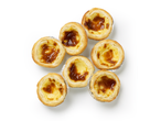 Sept tartelettes portugaises à la crème (Pastel de Nata) avec des croûtes feuilletées et des dessus caramélisés.