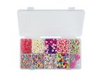 Et sæt med perler til smykkefremstilling, inklusive bogstavperler, blomsterperler og snor.