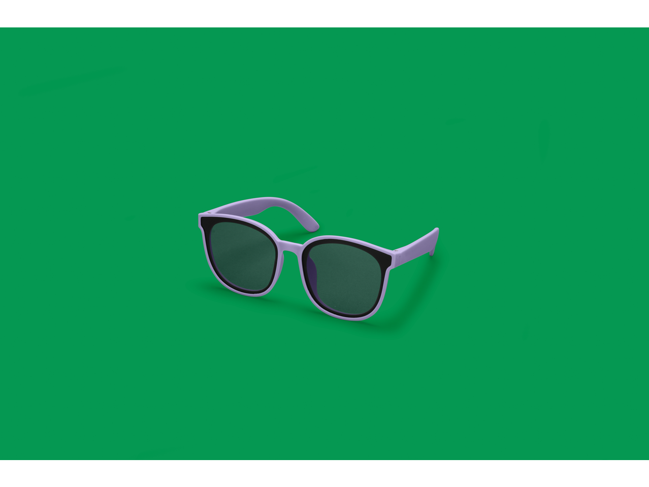 Óculos de sol LUPILU para criança, armação lilás, lentes escuras, sobre fundo verde.