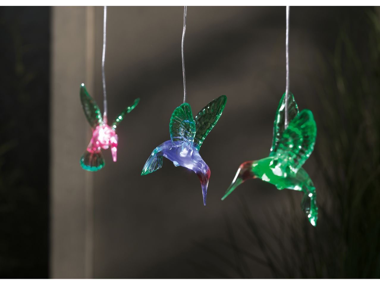 Girandola a energia solare a forma di tre colibrì colorati fatti a mano.