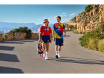 Um homem e uma mulher caminham por uma estrada com roupas esportivas da Lidl e Trek.