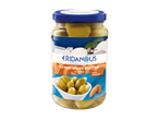 Bocal d'olives vertes farcies aux amandes dans de la saumure, style grec.