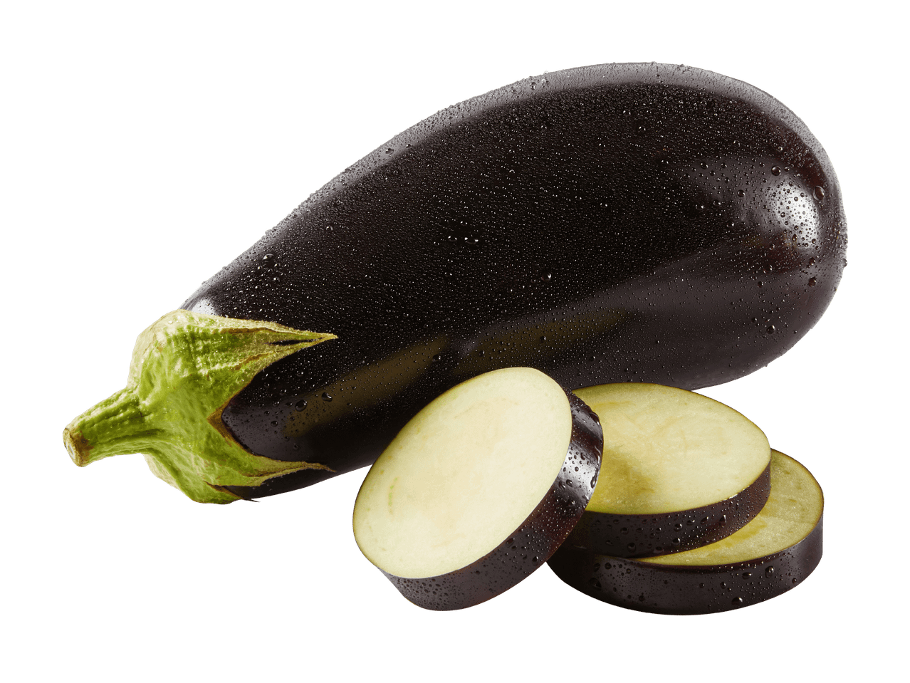 Munakoiso ja viipaleita, joissa on vesipisaroita mustalla taustalla.