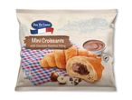 Mini croissanter med chokolade-hasselnøddefyld i en pose, klar til at bage.