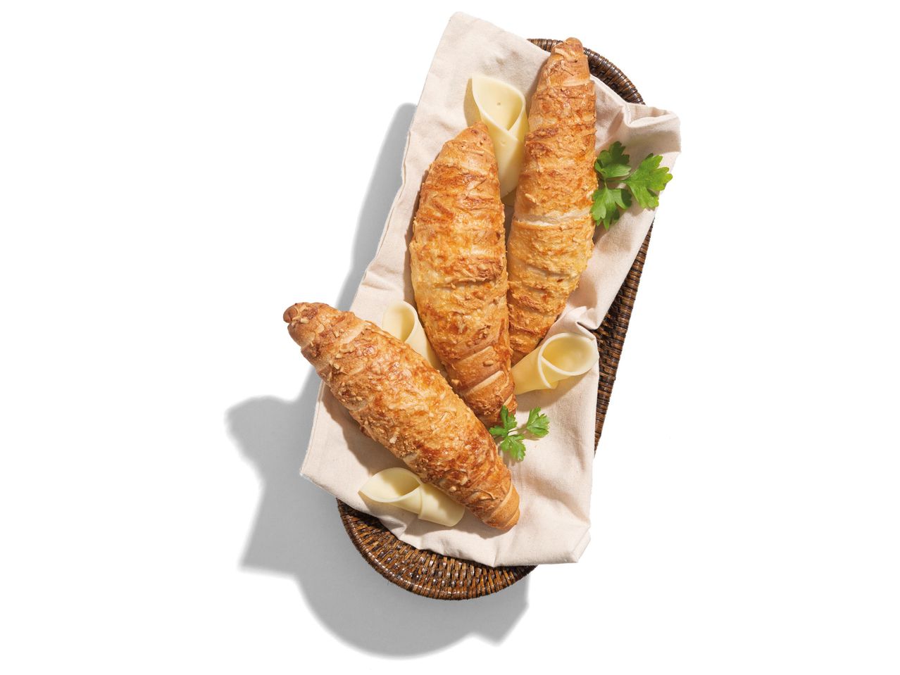 Sajtos croissant-ok kosárban.