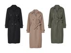 Tre trenchcoats i sort, beige og grøn.