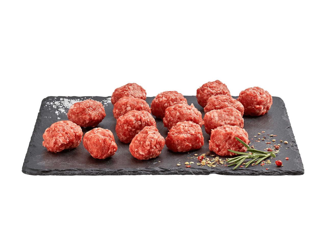 Boulettes de viande hachée crues sur une planche d'ardoise avec du sel, du poivre et du romarin.