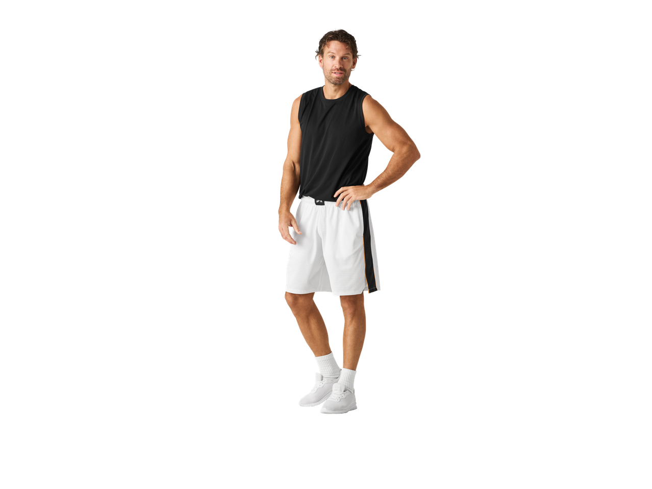 Bărbat în tricou negru și pantaloni scurți de baschet albi.