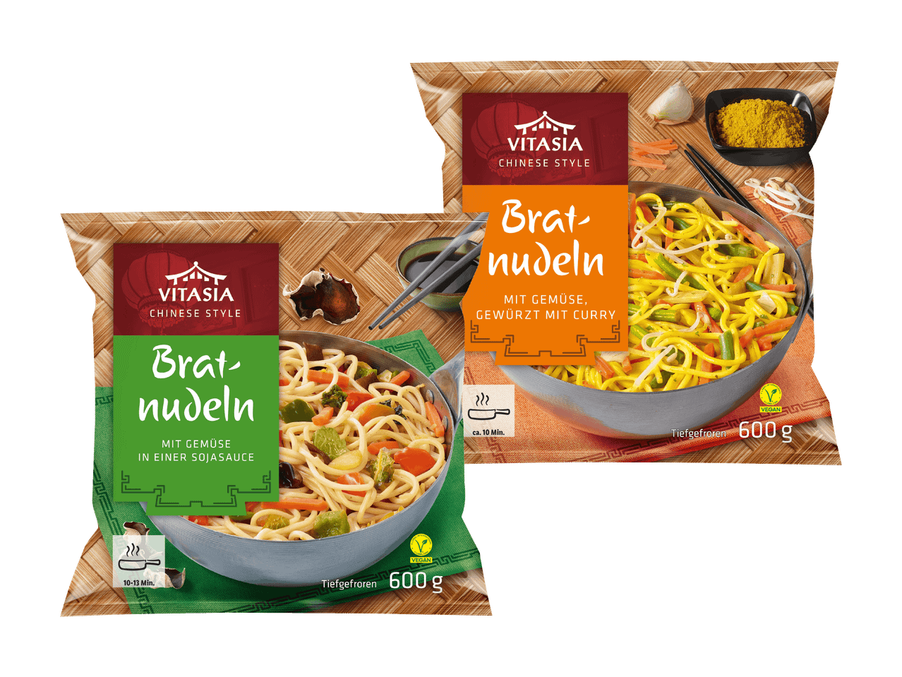 Zwei Packungen gebratene Nudeln, eine mit Curry und die andere in Sojasauce, beide vegan und tiefgefroren.