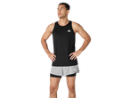 Homem com t-shirt desportiva sem mangas CRIVIT e calções cinzentos.