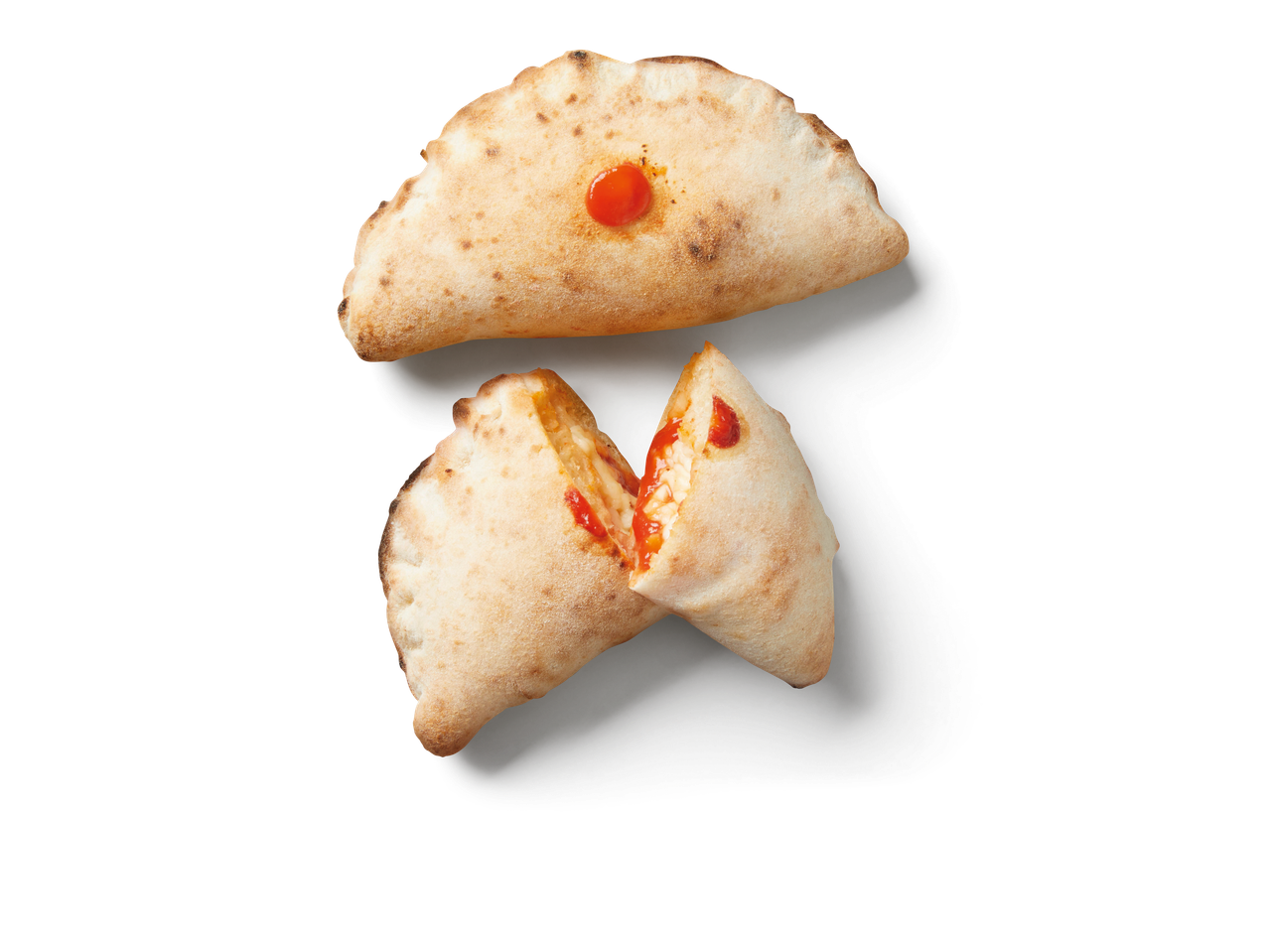 Zwei leckere Calzone mit Käse und Tomaten.