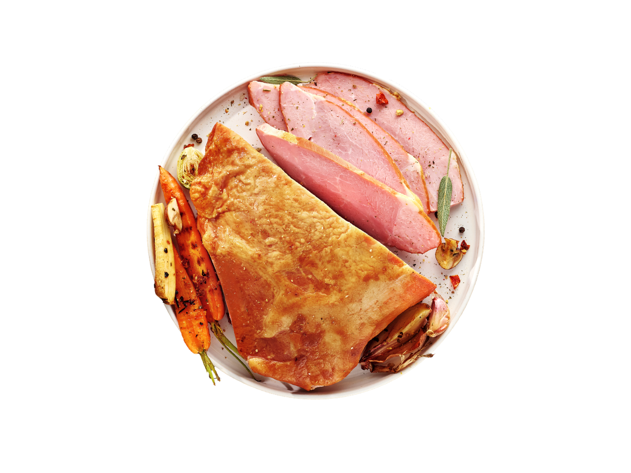 Pečena šunka s pečenim povrćem i začinima na bijelom tanjuru.