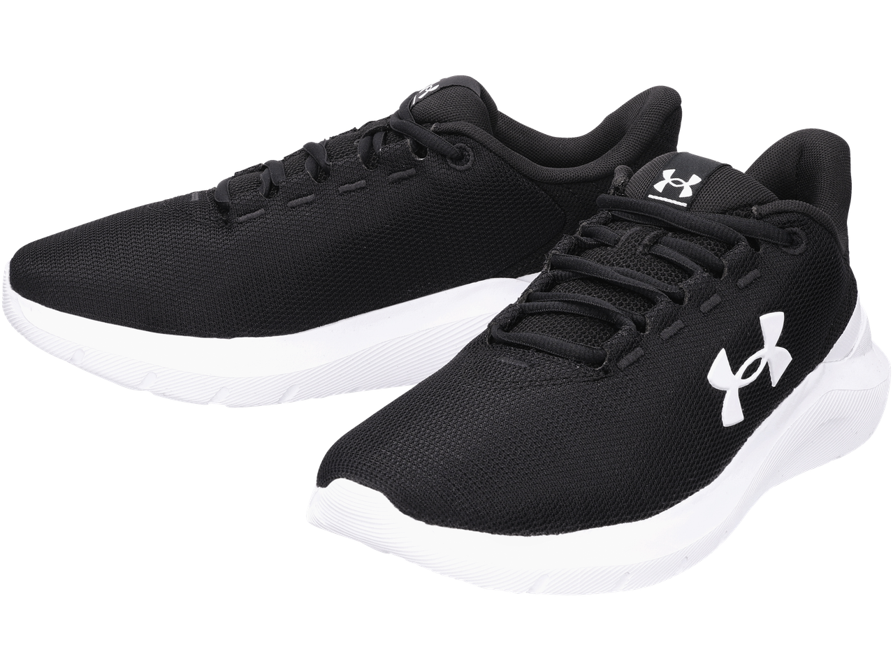 Ένα ζευγάρι μαύρα αθλητικά παπούτσια Under Armour με λευκές σόλες.