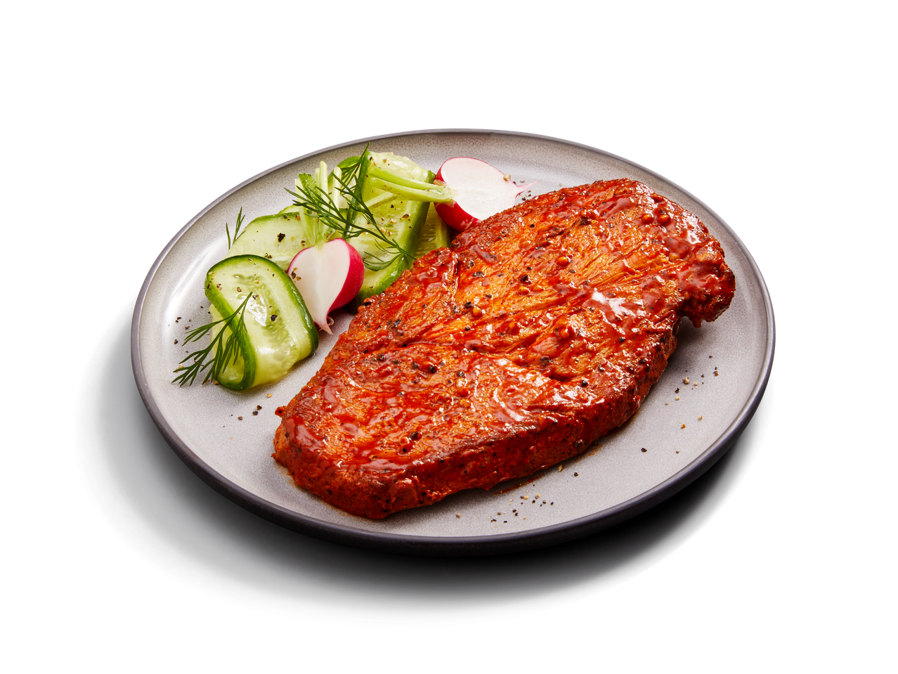 Gegrilltes Steak mit Gurken- und Radieschensalat.