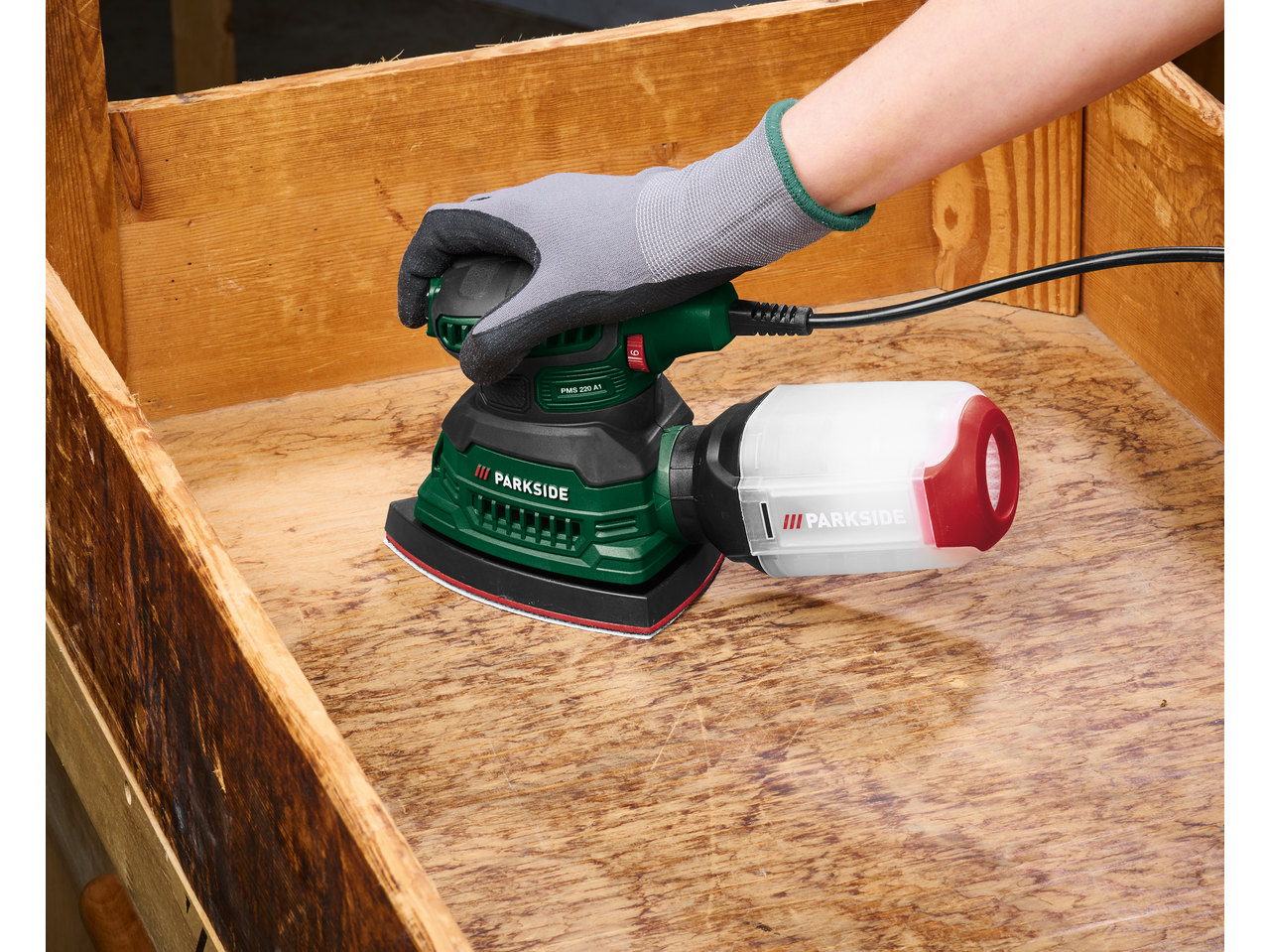 Ekscentrična brusilica PARKSIDE® PMS 220 A1 brusi drvenu kutiju.