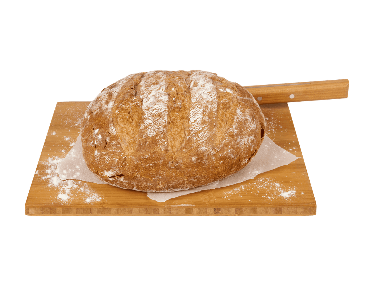 Bauernbrot auf einem Holzschneidebrett mit Mehl.