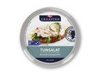 Rund beholder med tun salat, toppet med agurk og dild, med teksten 'Tunsalat Klassisk pålægssalat 250 gram'.
