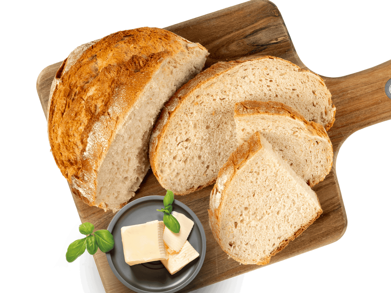 Ein runder, halb gebackener Brotlaib mit Butter auf einem Holzbrett.