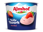 Aardbeienkwark in een beker met een lepel en een halve aardbei.
