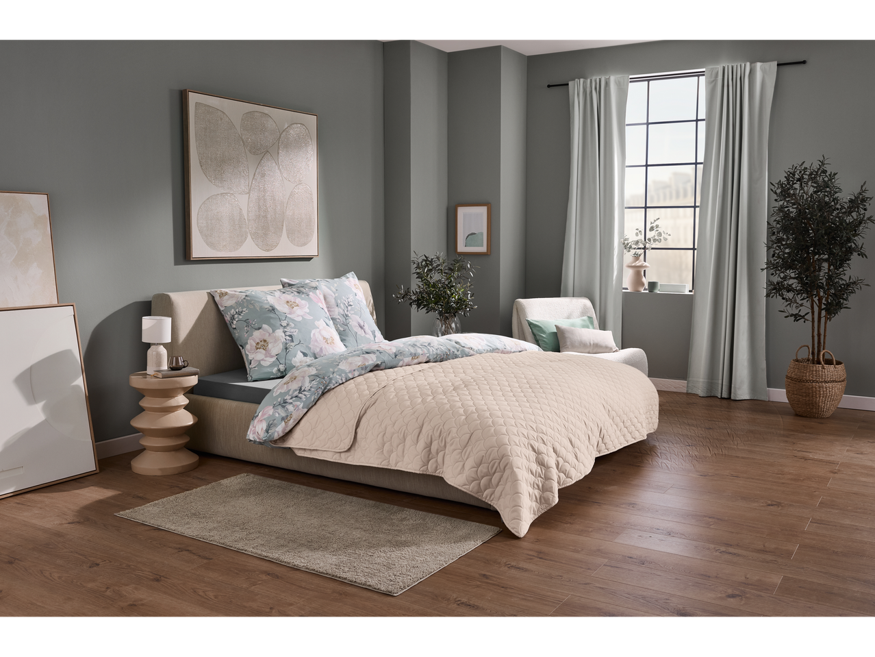 Dormitor modern cu perdele Livarno®, pat cu lenjerie florală și decor minimalist.