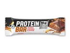 En proteinbar med peanut-karamel smag, pakket i en blank folie.