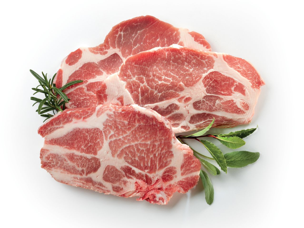 Tre fette di carne di maiale con rosmarino e salvia.